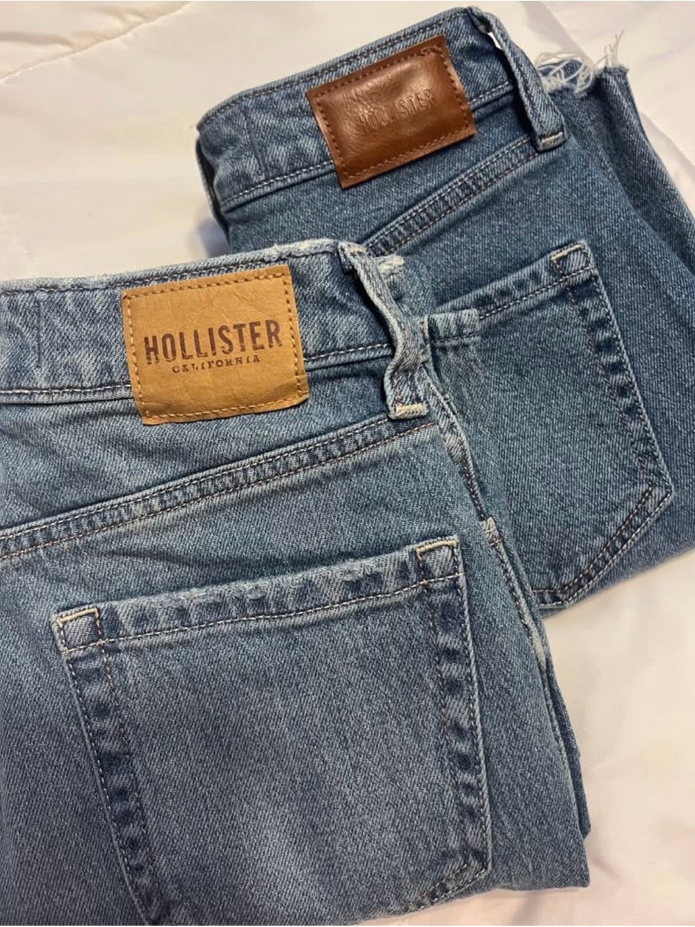 Hollister Curvy Ultra High-Rise Mom Jeans in Medium Blue